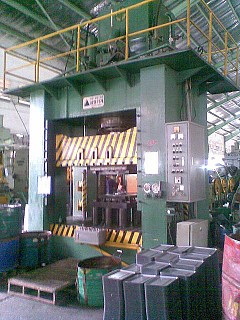 Máy ép thủy lực 400 tấn